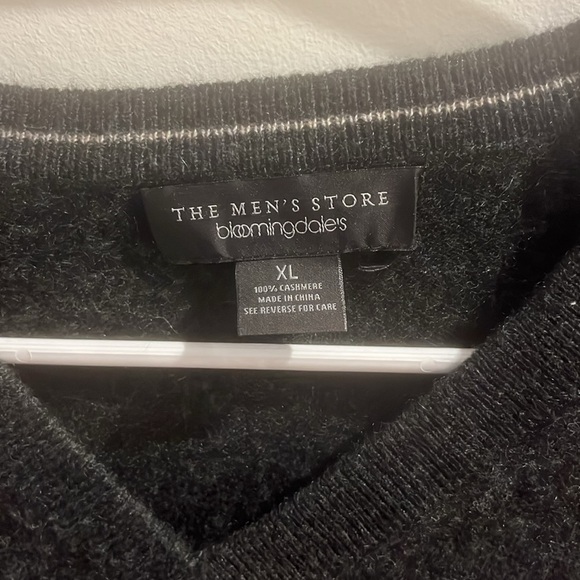 Grey V-Neck Bloomingdale’s Cashmere Sweater - Picture 3 of 5